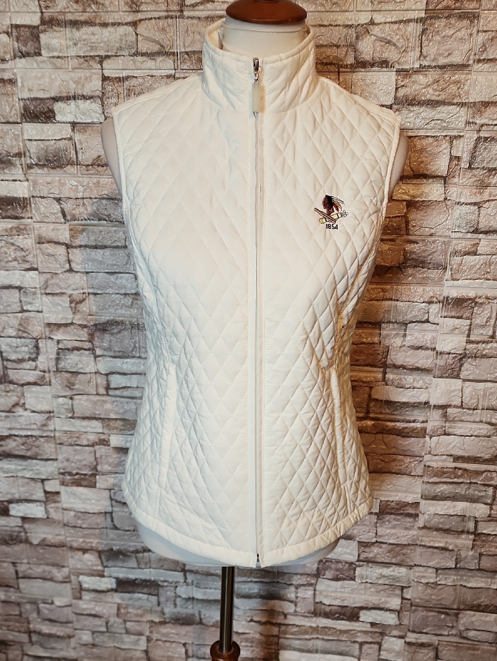 Cutter & Buck The New American Luxury Quilted Sleeveless White Vest